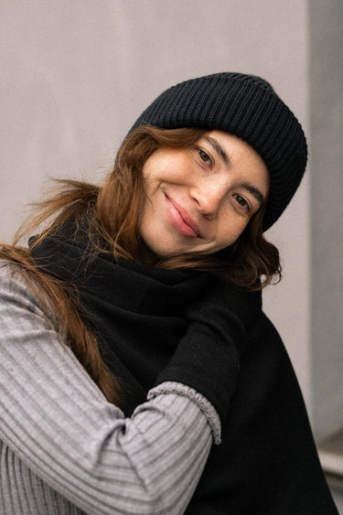 SALANIDA Merino Wool Scarf in Black | VIA